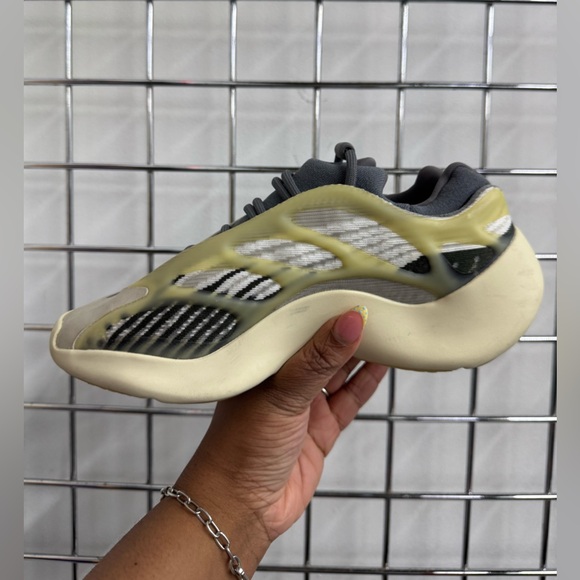 Adidas Men’s Yeezy 700 V3 ‘Fade Salt’ size 7 - Picture 2 of 9